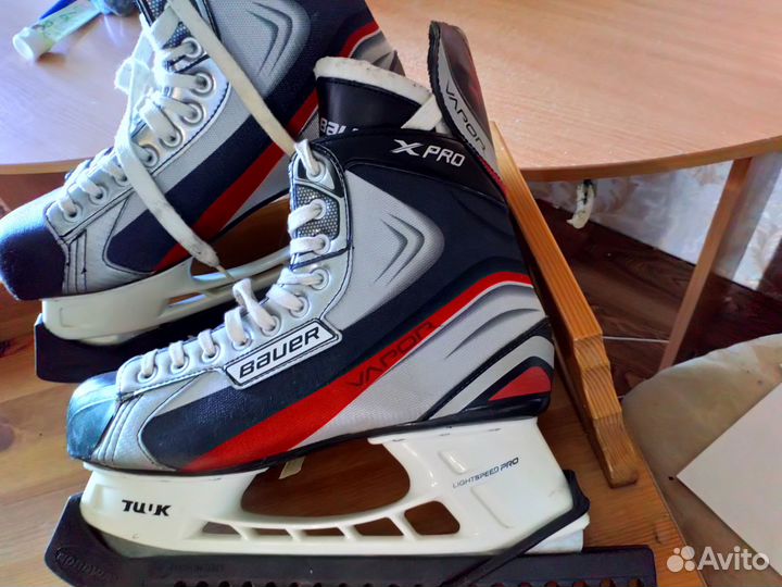 Профессиональные хоккейные коньки