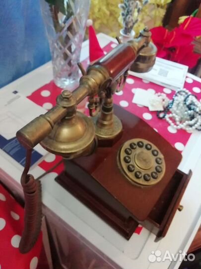 Старинный телефон