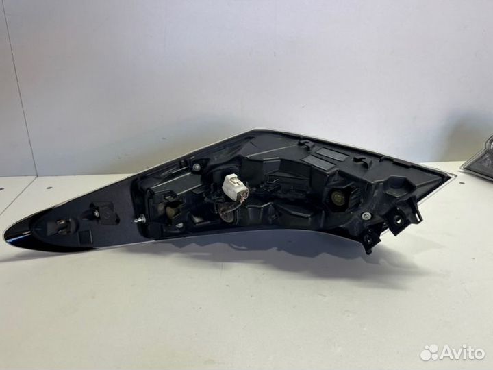 Фонарь наружный задний левый Toyota Camry V70/V75