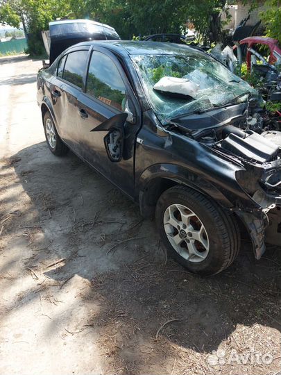 Опель Астра Н седан в разбор по запчастям