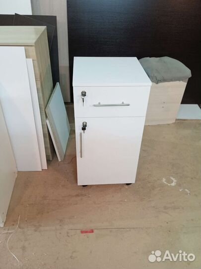 Этажерка на колесиках (тележка косметолога)