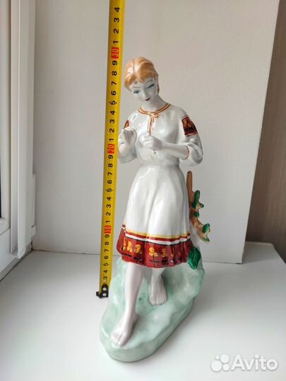 Фарфоровая статуэтка 
