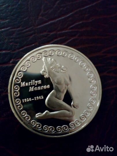 Сувенирная монета островов Кука Мерлин Монро