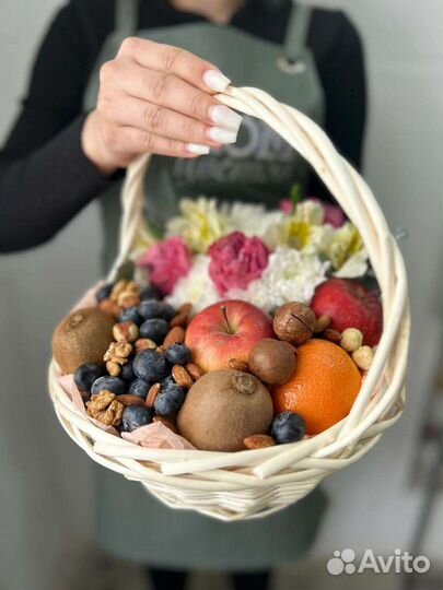 Корзина с цветами и фруктами