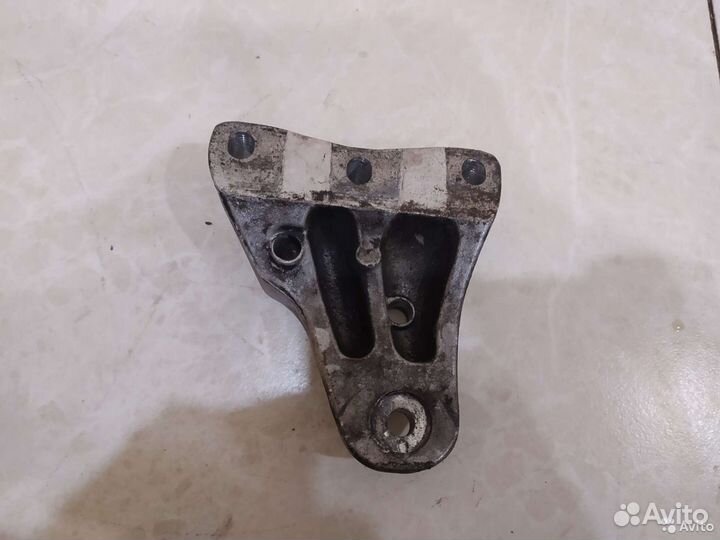 Кронштейн двигателя передний правый Skoda Rapid