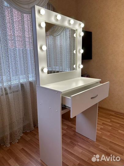 Гримерный стол с зеркалом