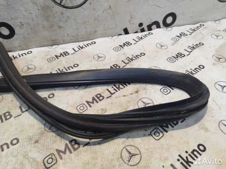 Уплотнитель форточки задний правый Mercedes Gl