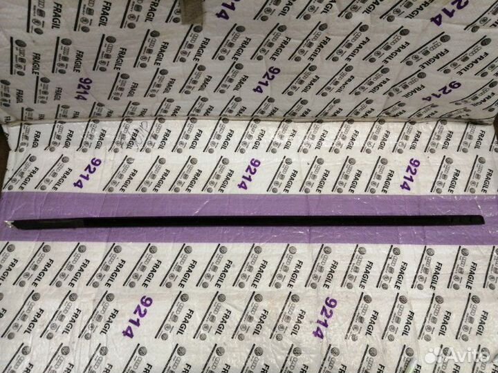 Накладка стекла передняя левая Volkswagen Passat