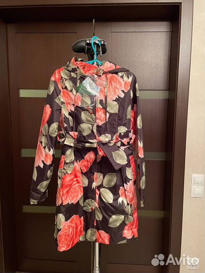 Плащ-ветровка для девочки на рост 134 см. новый