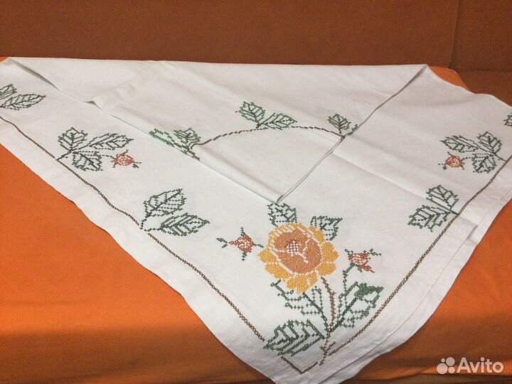 Льняная вышитая скатерть большая