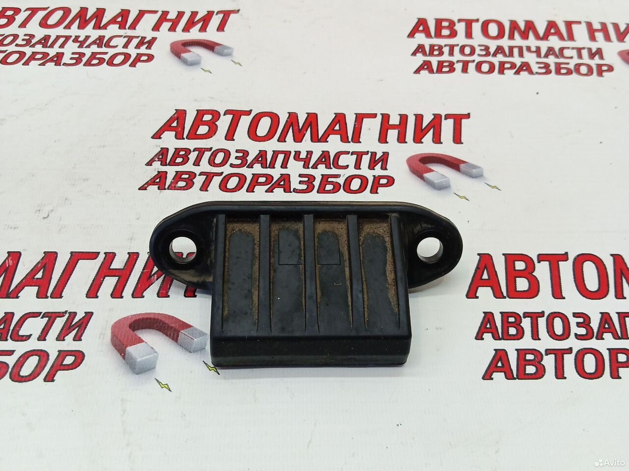 Кнопка открывания крышки багажника Тойота Рав 4 40