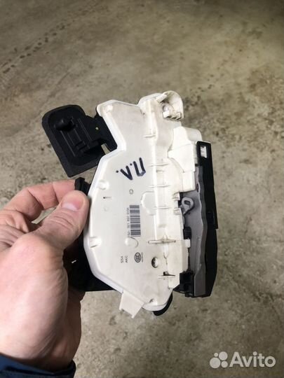 Замок передней левой двери Skoda Rapid