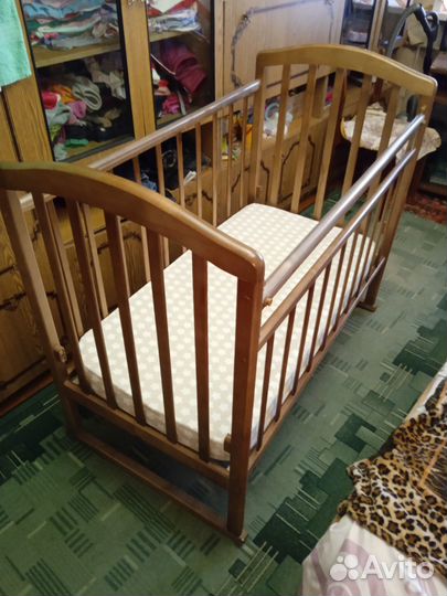Детская кроватка с поперечным маятником