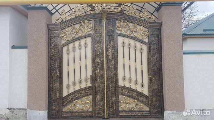 Ворота с элементами ковки из качественного металла