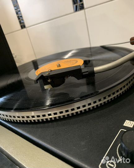 Проигрыватель проигрывает пластинки