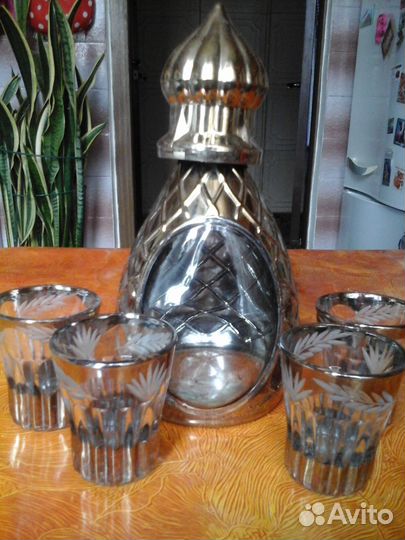 Графин с рюмками