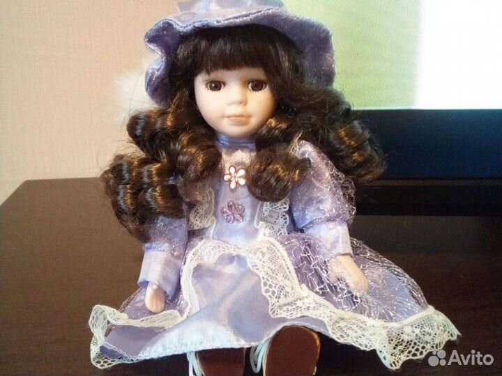 Кукла фарфоровая