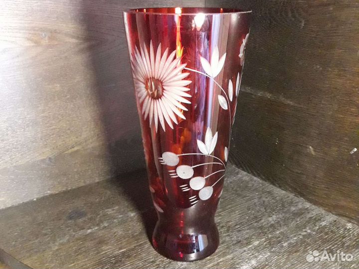 Ваза СССР рубиновое стекло,резьба