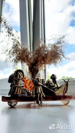 Хомлины на подставке из янтаря