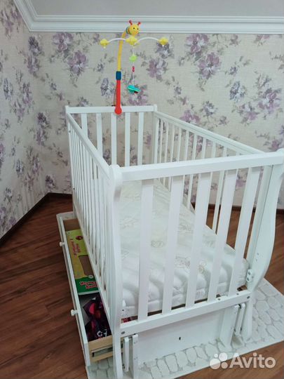 Детская кроватка с маятником и ящиком