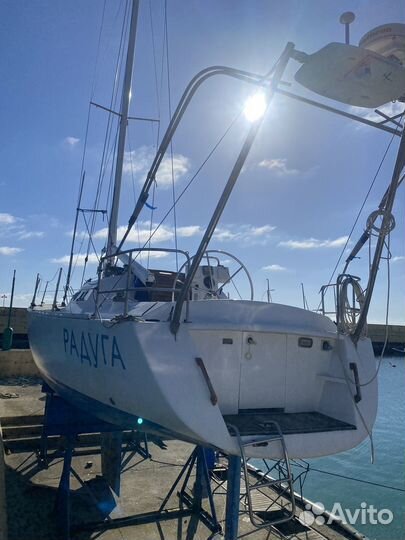 Парусно-моторная яхта