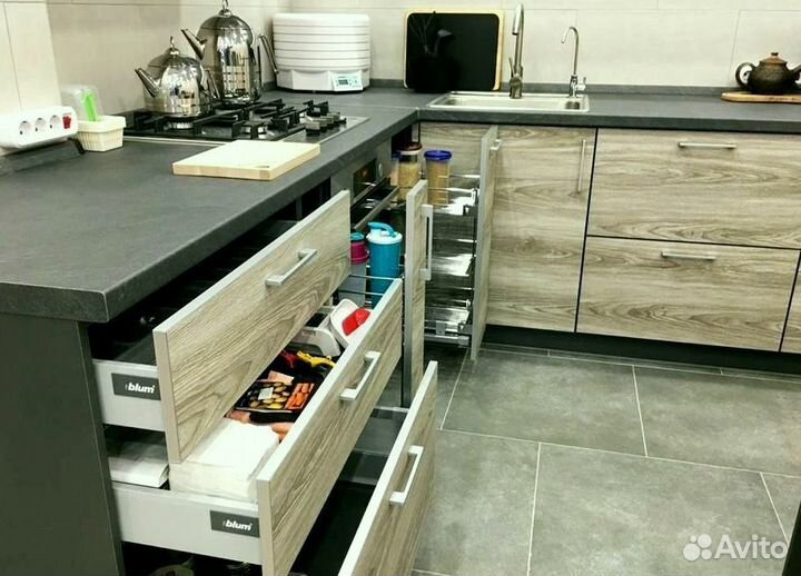 Кухонный гарнитур в стиле хай тек