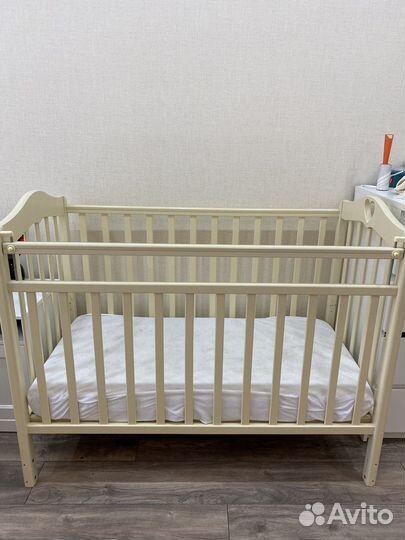 Детская кроватка с маятником