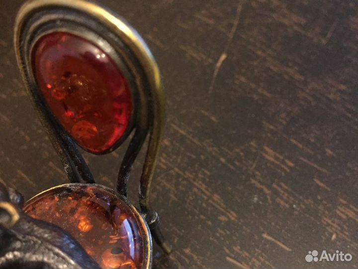 Фигурка кота с косточкой на янтарном стуле