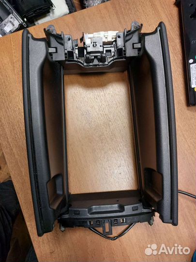 Крышка подлокотника Mercedes W205 C205 X253