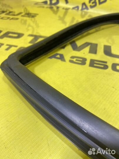 Уплотнитель стекла двери задний правый Fiat Albea