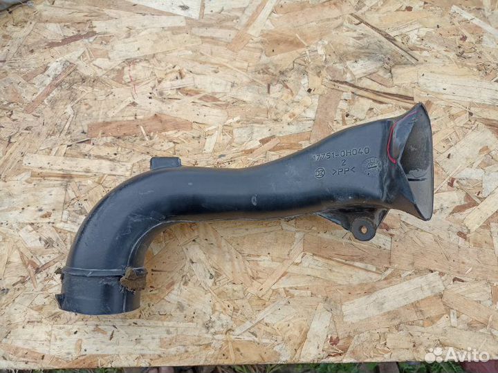 Патрубок воздушного фильтра Toyota Avensis ZZT251