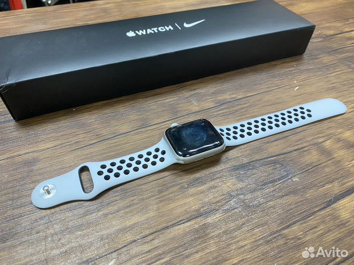 Часы apple watch se 40 mm nike