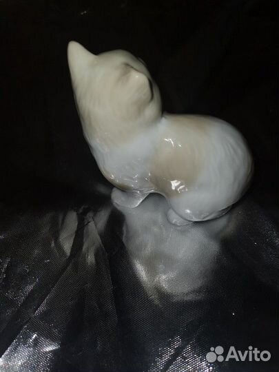 Фарфоровая фигура Кошка