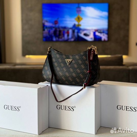 Сумка женская guess с брелками коричневая розовая