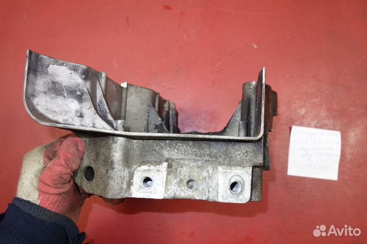 Кронштейн крышка двигателя правая 1.2 октавия а7