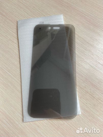 Защитное стекло на iPhone 14Pro