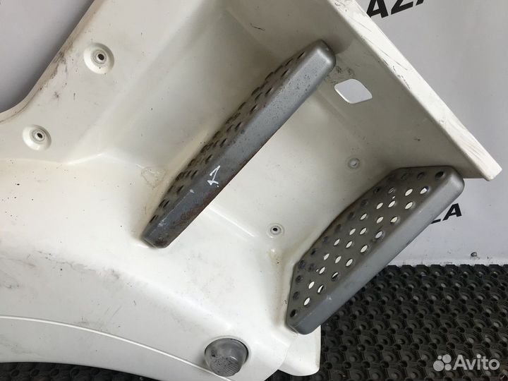 81615100758 Корпус подножек правый