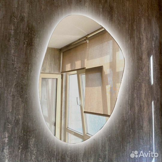 Зеркало неправильной формы с подсветкой