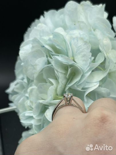 Золотое кольцо с бриллиантом