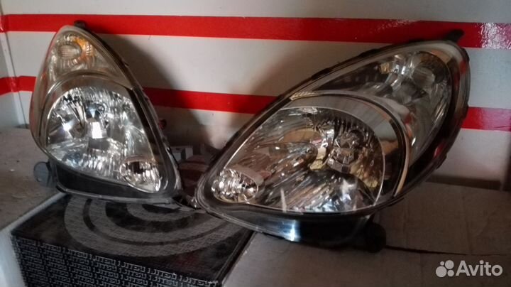 Фара тойота функарго ксенон правая/левая