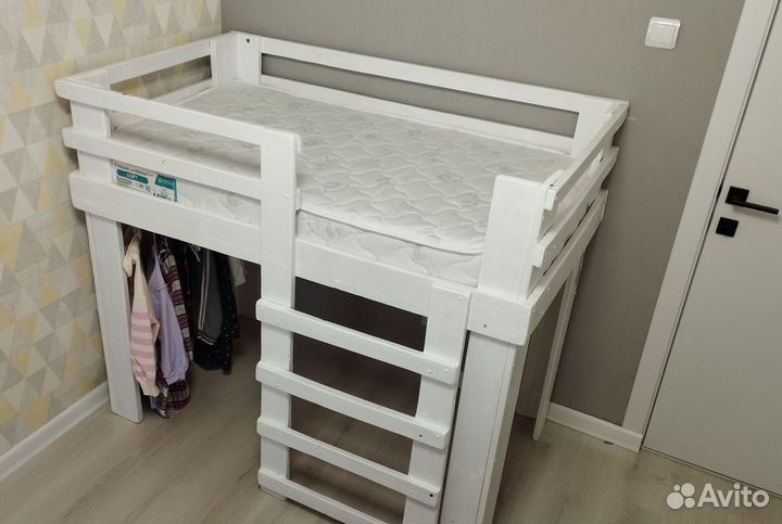 Детская кроватка с матрасом