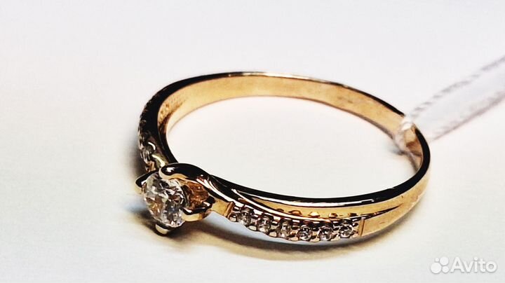 Золотое кольцо с камнем 16р