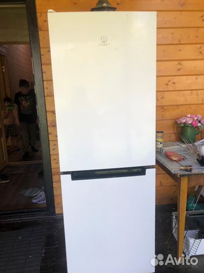 Холодильник бу Indesit DF 4160 W