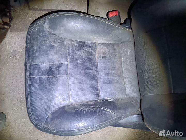 Эмгранд переднее левое сидение, потертое