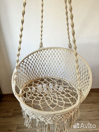 Подвесное плетёное кресло-качеля