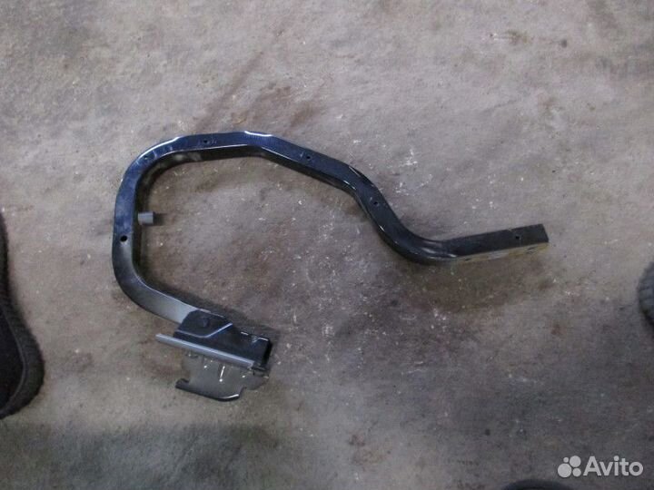 Петля крышки багажника правая Nissan Tiida (C11) 2