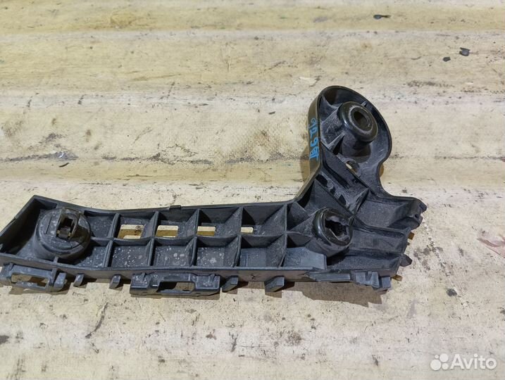 Направляющая переднего бампера Toyota Corolla E21