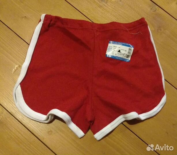 Красные спортивные шорты