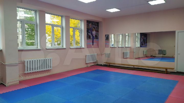 Спортивные залы, 50-100 м²