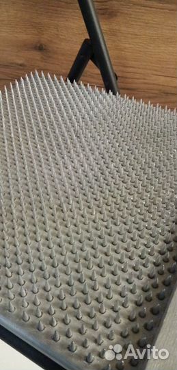 Стул с гвоздями